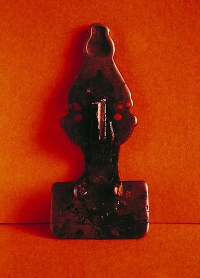 Die Charnay-Fibel (Metall) (Rückseite) von Merovingian School Merovingian School